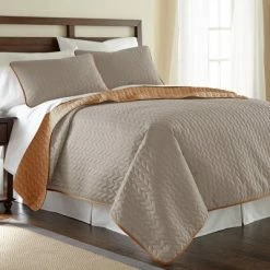 Promo 🎉 Modern Threads Leaf 3 Piece Reversible Quilt Set. ⌛