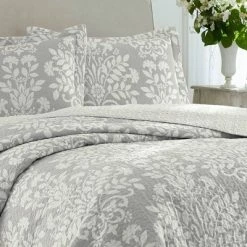 Brand new 😍 Rowland Reversible Quilt Set Gray - Laura Ashley 🎉